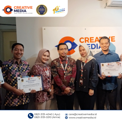 foto bersama trainer dan peserta setelah mengikuti pelatihan flutter advanced
