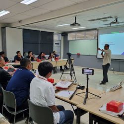 Narasumber menjelaskan penggunaan AI dalam pembuatan konten digital pada Workshop AI Powered Content bersama MPM Motor
